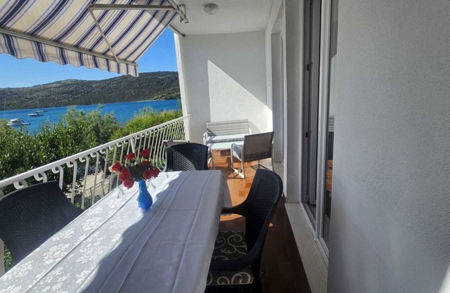 Apartmani Neves - Nice 2-bedroom apartment with WiFi, AC in tranquil Poljica A1