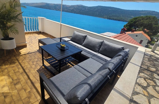Apartmani Neves - Penthouse 2-bedroom apartment with WiFi and AC in Poljica A3