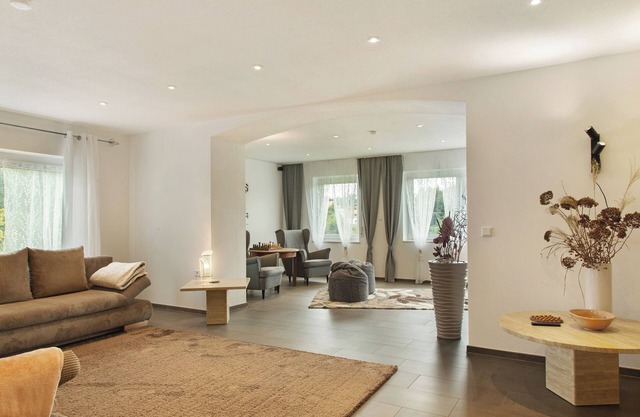 Apartment 'Pur Wohnen- Wohnung Ost' with Shared Garden, Balcony and Wi-Fi