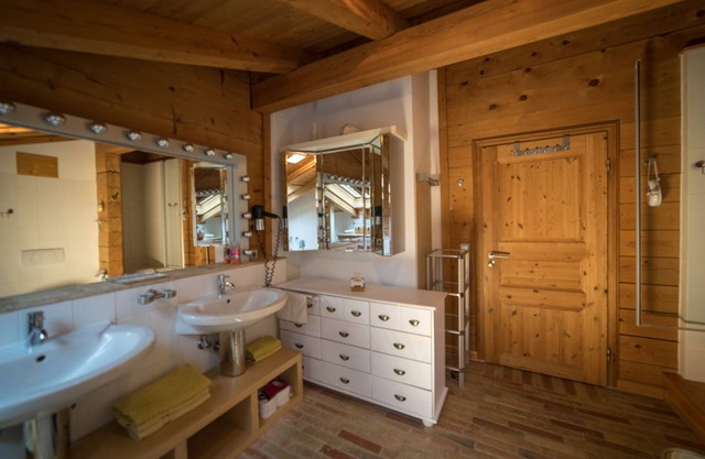 Apartments in a log cabin with charm, proximity to the lake, fantastic views