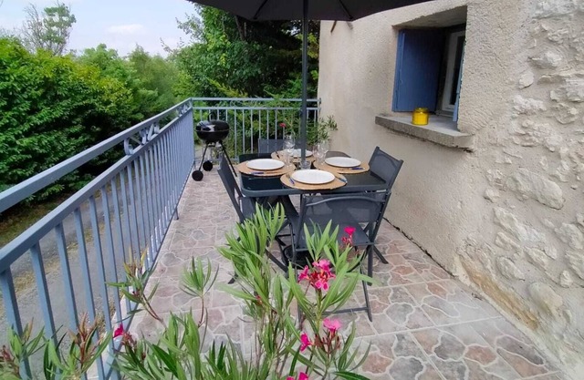 Apartment in white stone house of quercy with swimming pool