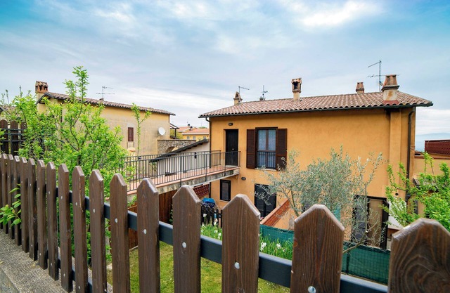 Apartment 'L'angolo Delle More' with Private Garden, Wi-Fi and Air Conditioning