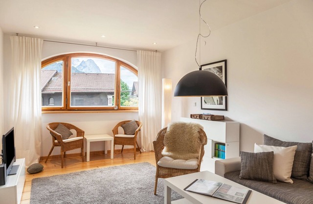 Apartment “im Blauen Haus” with Mountain Views, Wi-Fi, 2 Balconies & Garden