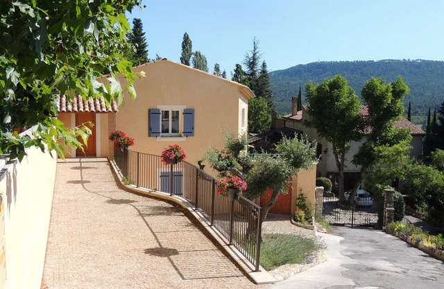 Apartment "Lou jas de sylvain" with jacuzzi and private parking.
