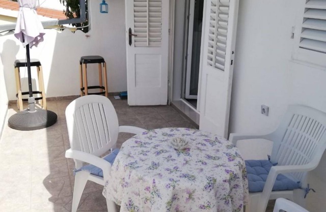Apartments Zlatko Slobodan (10176-A2) - Stomorska - island Solta