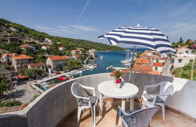 Apartment Marko (10178-A1) - Stomorska - island Solta