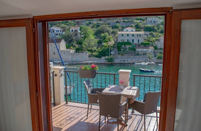Apartments Daira (102041-A2) - Stomorska - island Solta