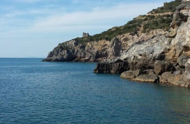 Apartment with 2 bedrooms, private garden, private access to the sea and swimming pool