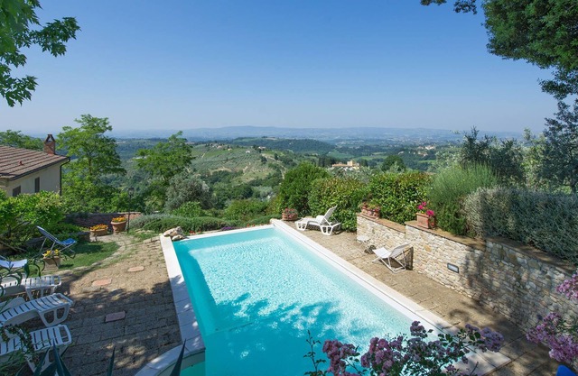 Apartment with A/C, WIFI, pool, pets allowed, panoramic view, parking, close to Greve In Chianti