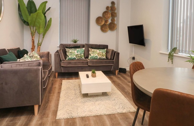 APARTMENT 1 - CROSBY GARDENS, family friendly in Waterloo, Merseyside