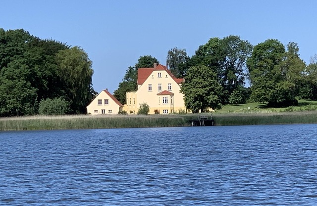 Apartment 1 in Gut Grubnow directly on the water on Rügen
