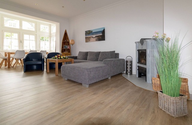 Apartment 1 Villa Eden Binz, 92 sqm, 3-room, 6 persons, close to the beach, parking incl.