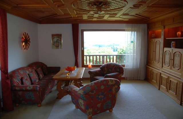 Apartment 140 sqm, 1st floor, 2 balconies, 3 bedrooms, living room, kitchen, SAT-TV