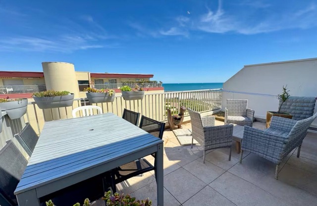 Apartment 1st line Sea view, direct beach access
