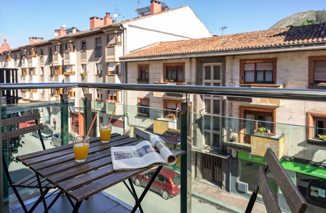 Apartment '2ºb Apartamento 2 Adultos Y 1 Niño' with Balcony and Wi-Fi