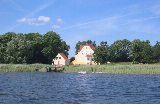 Apartment 3 on the water on Rügen Gut Grubnow for 4 people