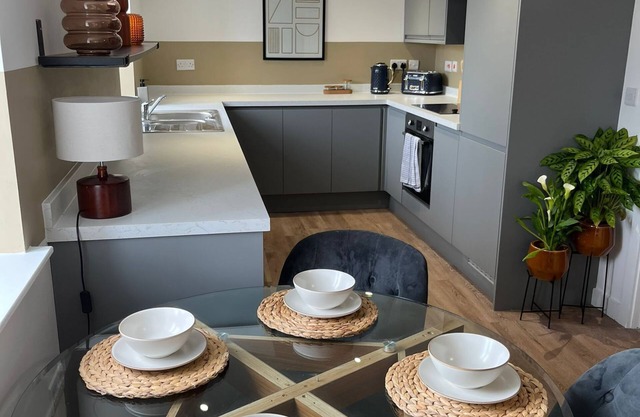 Apartment 7 Peak Willow Holiday Apartments - Salisbury House