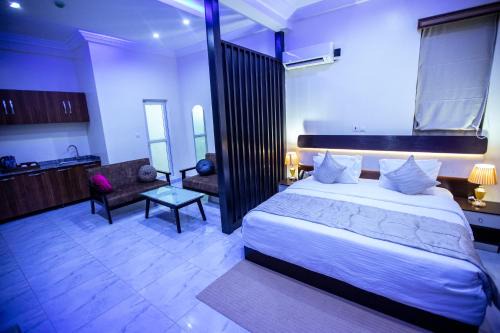 Apartment 79 Hotel & Suite