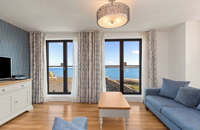 Apartment 8 Waterstone House - Luxury Sea Views