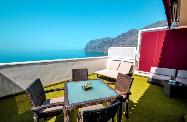 APARTMENT A few meters from a black sand beach.