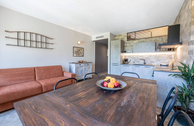 Apartment 'Abaye 5 Barolo - Charm' with Lake View, Wi-Fi and Air Conditioning