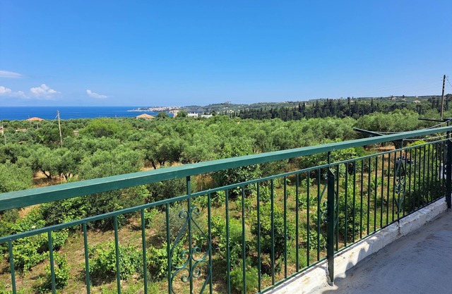 Apartment above Peroulia beach near Koroni with taverna