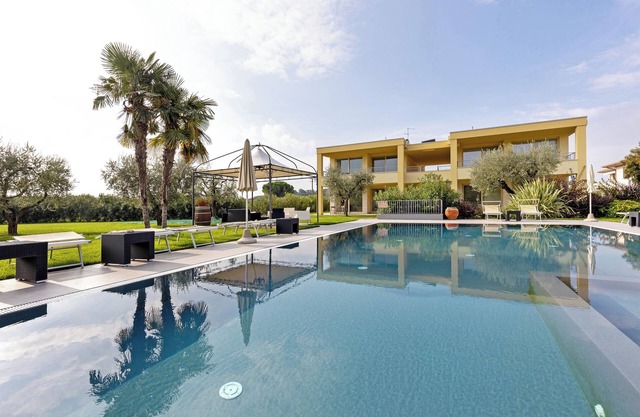 Apartment 'Agriturismo Le Campagnole Pink' with Shared Pool, Wi-Fi and Air Conditioning