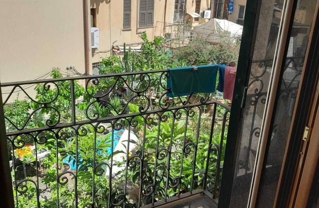 Apartment 'Airport Station' with Balcony, Wi-Fi and Air Conditioning