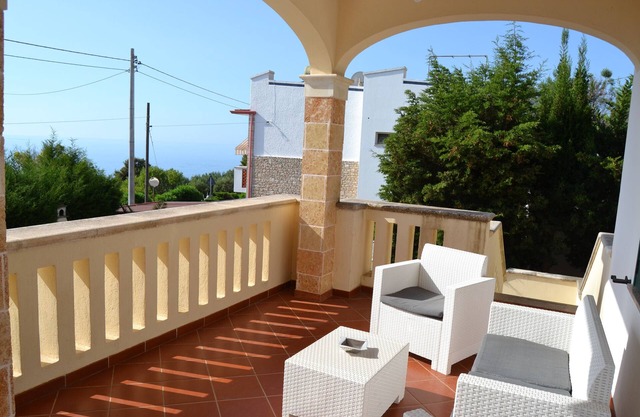 Apartment 'Alba Del Mare' with Sea View, Private Terrace and Shared Garden