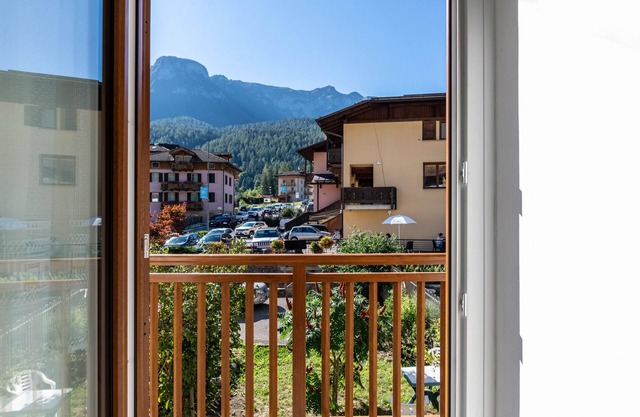 Apartment "Al Sasso Rosso" with Mountain View & Balcony
