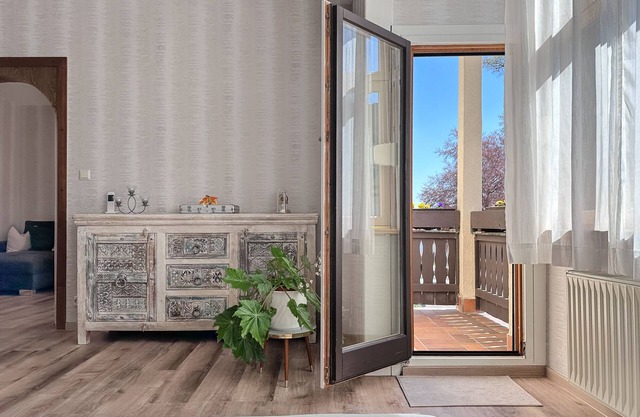 Apartment 'Altbauwohnung Mit Sonnenterasse' with Mountain View, Shared Terrace and Wi-Fi