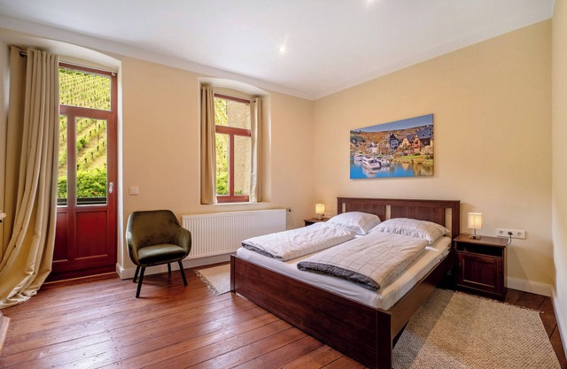 Apartment 'Alte Stadtvilla Am Weinberg 3' with Shared Garden, Balcony and Wi-Fi