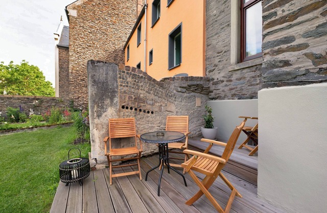 Apartment 'Alte Stadtvilla Am Weinberg 5' with Shared Garden and Wi-Fi