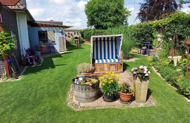 Apartment and more . Creative garden with fire pit and barbecue