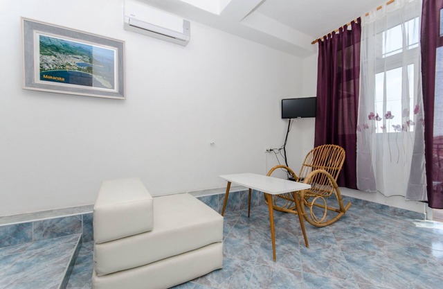 Apartment and Rooms Ivan (45191-A10) - Makarska