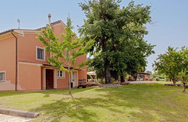 Apartment "Antica Fattoria Borghesi" with Pool, Garden & Wi-Fi