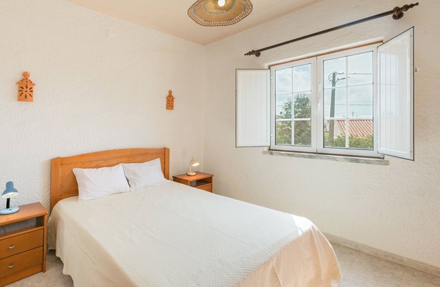 Apartment 'Apartamento E' with Sea View, Shared Pool and Wi-Fi