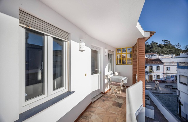 Apartment 'Apartamento Amarelo T1' with Balcony and Wi-Fi