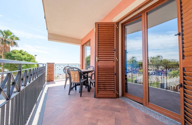 Apartment 'Appartamento Daisy' with Sea View, Wi-Fi and Air Conditioning