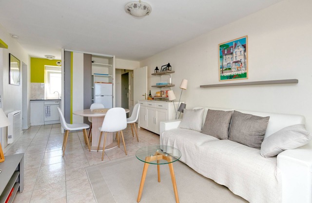 Apartment 'Appartement Vue Mer - 50 M Plage' with Sea View and Private Terrace