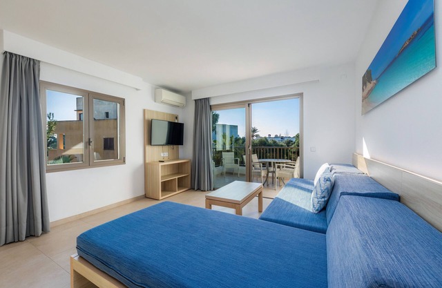 Apartment 'Aquamarina 7' with Shared Pool, Wi-Fi and Air Conditioning