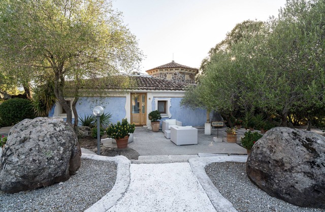 Apartment "Art House" with Mountain View, Private Terrace & Wi-Fi