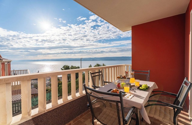Apartment Bakota with panoramic sea view, only 200m from the sea