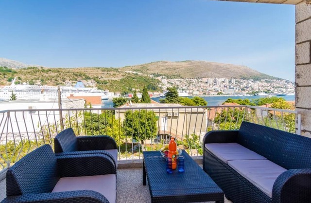 Apartment Bava - Two Bedroom Apartment with Two Balconies and Sea View