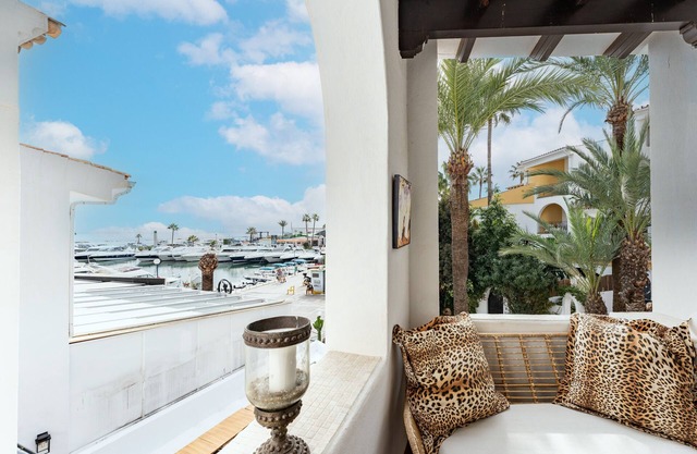 Apartment 'Beautiful Frontline' with Shared Pool, Wi-Fi and Air Conditioning