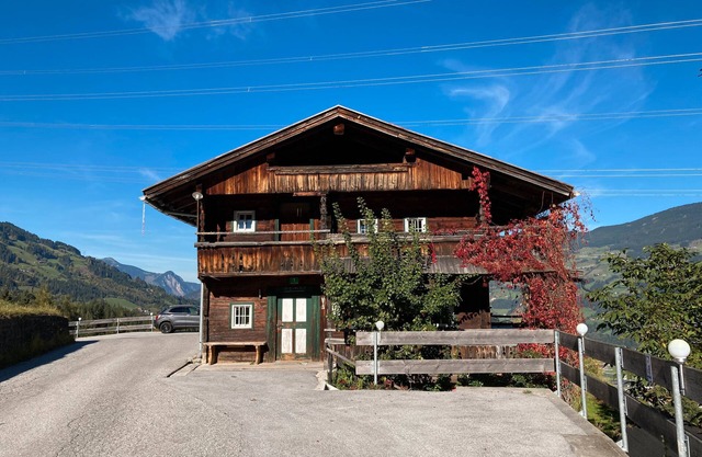 Apartment 'Berghaus Wiesegg - Uriges Tiroler' with Mountain View, Shared Terrace and Wi-Fi