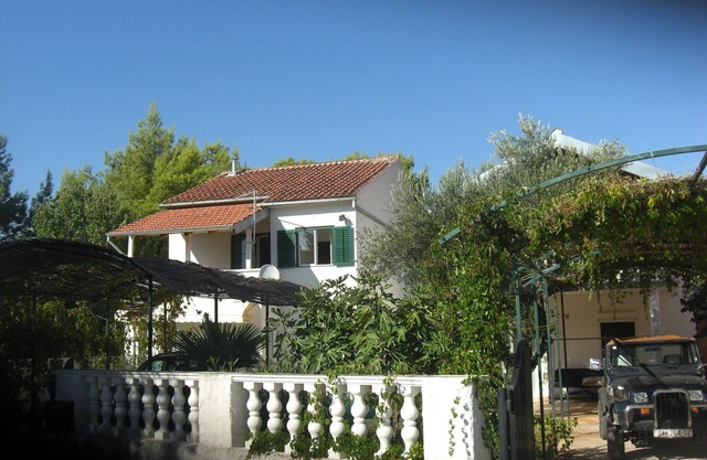 Apartment Bilice, 100m from the sea, ideal for small children and boat owners
