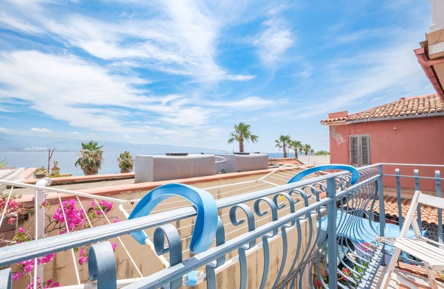 Apartment 'Blu Paradise' with Sea View, Wi-Fi and Air Conditioning