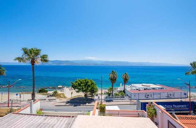 Apartment 'Blue Eden Strait' with Sea View, Wi-Fi and Air Conditioning