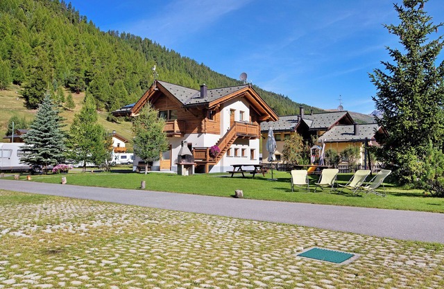 Apartment 'Botton D'oro Camping Stella Alpina' with Mountain View, Shared Garden and Wi-Fi